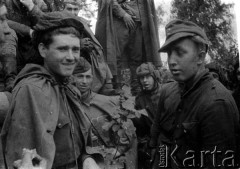 Lato 1944, Białoruś, ZSRR.
Letnia ofensywa Armii Czerwonej - żołnierze gwardyjskiego pułku czołgów ze złapanym jeńcem niemieckim.
Fot. Aleksiej Pamiatnych (ojciec), udostępnił Aleksiej Pamiatnych, zbiory Ośrodka KARTA