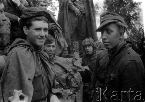 Lato 1944, Białoruś, ZSRR.
Letnia ofensywa Armii Czerwonej - żołnierze gwardyjskiego pułku czołgów ze złapanym jeńcem niemieckim.
Fot. Aleksiej Pamiatnych (ojciec), udostępnił Aleksiej Pamiatnych, zbiory Ośrodka KARTA