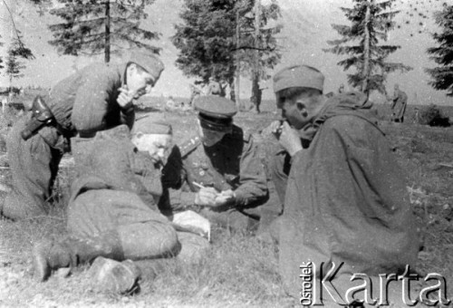 Lato 1944, Białoruś, ZSRR.
Letnia ofensywa Armii Czerwonej - oficerowie gwardyjskiego pułku czołgów.
Fot. Aleksiej Pamiatnych (ojciec), udostępnił Aleksiej Pamiatnych, zbiory Ośrodka KARTA
