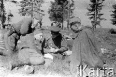 Lato 1944, Białoruś, ZSRR.
Letnia ofensywa Armii Czerwonej - oficerowie gwardyjskiego pułku czołgów.
Fot. Aleksiej Pamiatnych (ojciec), udostępnił Aleksiej Pamiatnych, zbiory Ośrodka KARTA
