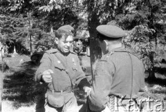 Lato 1944, Białoruś, ZSRR.
Letnia ofensywa Armii Czerwonej - żołnierze gwardyjskiego pułku czołgów podczas postoju w lesie.
Fot. Aleksiej Pamiatnych (ojciec), udostępnił Aleksiej Pamiatnych, zbiory Ośrodka KARTA