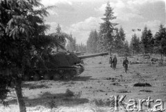 Lato 1944, Białoruś, ZSRR.
Letnia ofensywa Armii Czerwonej - żołnierze gwardyjskiego pułku czołgów podczas postoju w lesie.
Fot. Aleksiej Pamiatnych (ojciec), udostępnił Aleksiej Pamiatnych, zbiory Ośrodka KARTA