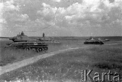 Lato 1944, Białoruś, ZSRR.
Letnia ofensywa Armii Czerwonej - gwardyjski pułk czołgów w natarciu.
Fot. Aleksiej Pamiatnych (ojciec), udostępnił Aleksiej Pamiatnych, zbiory Ośrodka KARTA