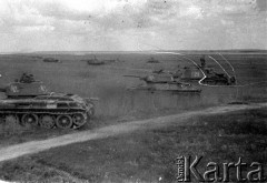 Lato 1944, Białoruś, ZSRR.
Letnia ofensywa Armii Czerwonej - gwardyjski pułk czołgów w natarciu.
Fot. Aleksiej Pamiatnych (ojciec), udostępnił Aleksiej Pamiatnych, zbiory Ośrodka KARTA