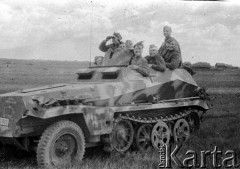 Lato 1944, Białoruś, ZSRR.
Letnia ofensywa Armii Czerwonej - radzieccy żołnierze w zdobytym niemieckim pojeździe pancernym.
Fot. Aleksiej Pamiatnych (ojciec), udostępnił Aleksiej Pamiatnych, zbiory Ośrodka KARTA