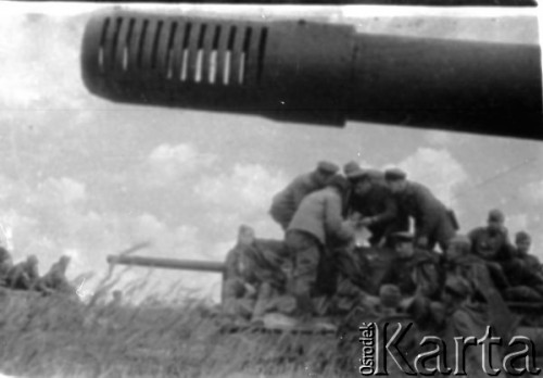 Lato 1944, Białoruś, ZSRR.
Letnia ofensywa Armii Czerwonej - gwardyjski pułk czołgów w natarciu, żołnierze piechoty siedzący na jadących czołgach.
Fot. Aleksiej Pamiatnych (ojciec), udostępnił Aleksiej Pamiatnych, zbiory Ośrodka KARTA