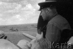Lato 1944, Białoruś, ZSRR.
Letnia ofensywa Armii Czerwonej - gwardyjski pułk czołgów w natarciu.
Fot. Aleksiej Pamiatnych (ojciec), udostępnił Aleksiej Pamiatnych, zbiory Ośrodka KARTA