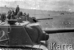 Lato 1944, Białoruś, ZSRR.
Letnia ofensywa Armii Czerwonej - gwardyjski pułk czołgów w natarciu.
Fot. Aleksiej Pamiatnych (ojciec), udostępnił Aleksiej Pamiatnych, zbiory Ośrodka KARTA