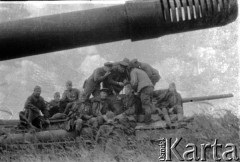 Lato 1944, Białoruś, ZSRR.
Letnia ofensywa Armii Czerwonej - gwardyjski pułk czołgów w natarciu, żołnierze piechoty jadący na czołgu.
Fot. Aleksiej Pamiatnych (ojciec), udostępnił Aleksiej Pamiatnych, zbiory Ośrodka KARTA