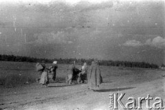 Lato 1944, Białoruś, ZSRR.
Letnia ofensywa Armii Czerwonej - radziecki żołnierz i rodzina z tobołkami spotkana na drodze.
Fot. Aleksiej Pamiatnych (ojciec), udostępnił Aleksiej Pamiatnych, zbiory Ośrodka KARTA