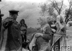 Lato 1944, Białoruś, ZSRR.
Letnia ofensywa Armii Czerwonej - żołnierz gwardyjskiego pułku czołgów i wiejskie kobiety.
Fot. Aleksiej Pamiatnych (ojciec), udostępnił Aleksiej Pamiatnych, zbiory Ośrodka KARTA