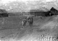 Lato 1944, Białoruś, ZSRR.
Letnia ofensywa Armii Czerwonej - zabudowania wsi, na pierwszym planie grupa kobiet z dziećmi.
Fot. Aleksiej Pamiatnych (ojciec), udostępnił Aleksiej Pamiatnych, zbiory Ośrodka KARTA