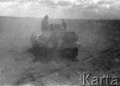 Lato 1944, Białoruś, ZSRR.
Letnia ofensywa Armii Czerwonej - radzieccy żołnierze w zdobytym niemieckim transporterze opancerzonym. 
Fot. Aleksiej Pamiatnych (ojciec), udostępnił Aleksiej Pamiatnych, zbiory Ośrodka KARTA