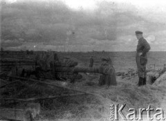 Lato 1944, Białoruś, ZSRR.
Letnia ofensywa Armii Czerwonej - radzieccy żołnierze ogladają zniszczone niemieckie stanowisko artyleryjskie.
Fot. Aleksiej Pamiatnych (ojciec), udostępnił Aleksiej Pamiatnych, zbiory Ośrodka KARTA