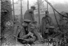 Lato 1944, Białoruś, ZSRR.
Letnia ofensywa Armii Czerwonej - żołnierze gwardyjskiego pułku czołgów piszący listy do rodzin podczas postoju.
Fot. Aleksiej Pamiatnych (ojciec), udostępnił Aleksiej Pamiatnych, zbiory Ośrodka KARTA
