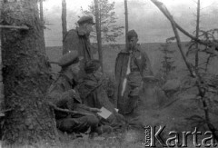 Lato 1944, Białoruś, ZSRR.
Letnia ofensywa Armii Czerwonej - żołnierze gwardyjskiego pułku czołgów piszący listy do rodzin podczas postoju.
Fot. Aleksiej Pamiatnych (ojciec), udostępnił Aleksiej Pamiatnych, zbiory Ośrodka KARTA