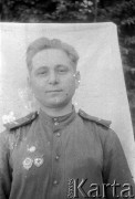 Lato 1944, Białoruś, ZSRR.
Letnia ofensywa Armii Czerwonej - portret żołnierza gwardyjskiego pułku czołgów odznaczonego m.in. orderem 