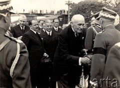 12.05.1936, Wilno, Polska.
Powitanie na dworcu w Wilnie prezydenta Ignacego Mościckiego i delegacji rządowej podczas uroczystości pogrzebowych serca Marszałka Józefa Piłsudskiego i jego matki Marii Piłsudskiej.
Fot. NN, zbiory Ośrodka KARTA, udostępniła Katarzyna Szymkiewicz
