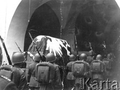 12.05.1936, Wilno, Polska.
Uroczystości pogrzebowe serca Marszałka Józefa Piłsudskiego i jego matki Marii Piłsudskiej. Żołnierze Wojska Polskiego i trumna na lawecie przykryta flagą.
Fot. NN, zbiory Ośrodka KARTA, udostępniła Katarzyna Szymkiewicz