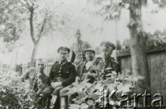 ok.1930, Tartaków, województwo lwowskie, Polska.
Funcjonariusze Policji Państwowej. Z lewej: Michał Gaj, starszy przodownik PP. Aresztowany w grudniu 1939, rozstrzelany. Dalej: NN, NN (praktykant), zastępca Pusiak, NN (praktykant).
Fot. NN, zbiory Ośrodka KARTA, udostępniła Irena Pachowicz.
