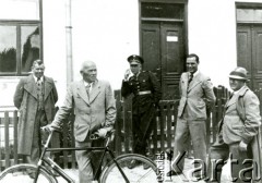 ok.1930, Tartaków, województwo lwowskie, Polska.
Michał Gaj, starszy przodownik Policji Państwowej (w głębi, w mundurze) wraz z władzami gminy Tartaków.
Fot. NN, zbiory Ośrodka KARTA, udostępniła Irena Pachowicz


