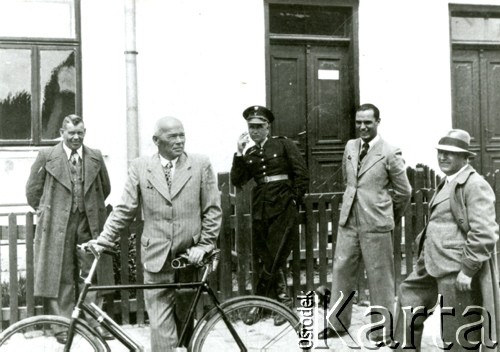 ok.1930, Tartaków, województwo lwowskie, Polska.
Michał Gaj, starszy przodownik Policji Państwowej (w głębi, w mundurze) wraz z władzami gminy Tartaków.
Fot. NN, zbiory Ośrodka KARTA, udostępniła Irena Pachowicz


