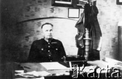 Ok. 1930, Tartaków, woj. lwowskie, Polska.
Polacy represjonowani w ZSRR. Michał Gaj, starszy przodownik Policji Państwowej w powiecie Sokal, w swoim gabinecie. Aresztowany w grudniu 1939, rozstrzelany wiosną 1940.
Fot. NN, zbiory Ośrodka KARTA, udostępniła Irena Pachowicz