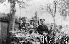 Ok. 1930, Tartaków, woj. lwowskie, Polska.
Funcjonariusze Policji Państwowej, prawdopodobnie w Tartakowie, powiat Sokal, woj. lwowskie. Z lewej: Michał Gaj, starszy przodownik PP. Aresztowany w grudniu 1939, rozstrzelany. Dalej: NN, NN (praktykant), zastępca Pusiak, NN (praktykant).
Fot. NN, zbiory Ośrodka KARTA, udostępniła Irena Pachowicz
