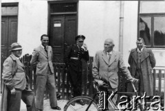 Ok. 1930, Tartaków, woj. lwowskie, Polska.
Polacy represjonowani w ZSRR. Michał Gaj, starszy przodownik Policji Państwowej (w głębi, w mundurze) wraz z władzami gminy Tartaków.
Fot. NN, zbiory Ośrodka KARTA, udostępniła Irena Pachowicz