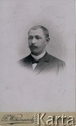 Przed 1901, Łódź, Cesarstwo Rosyjskie.
Mężczyzna w surducie, portret.
Fot. Bronisław Wilkoszewski, zbiory Ośrodka KARTA, przekazała Agata Niewiarowska

