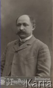 Przed 1914, Łódź, Cesarstwo Rosyjskie.
Mężczyzna w jasnym garniturze, portret.
Fot. Jan Tyraspolski, zbiory Ośrodka KARTA, przekazała Agata Niewiarowska

