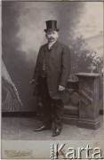 Ok. 1910, Kalisz, Cesarstwo Rosyjskie.
Portret mężczyzny w ciemnym surducie i cylindrze na głowie. 
Fot. W. Makowiecki, zbiory Ośrodka KARTA, przekazała Agata Niewiarowska

