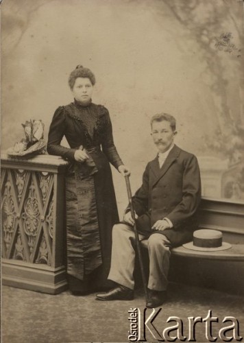 Ok. 1900, Łódź, Cesarstwo Rosyjskie.
Kobieta w ciemnej sukni i siedzący mężczyzna w surducie.
Fot. Zakład fotograficzny Makart w Łodzi, zbiory Ośrodka KARTA, przekazała Agata Niewiarowska
