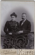 Ok. 1910, Łódź, Cesarstwo Rosyjskie.
Portret młodej kobiety w sukni i mężczyzny w ciemnym ubraniu.
Fot. Bronisław Wilkoszewski, Passaż Mayera Nr 5; zbiory Ośrodka KARTA, przekazała Agata Niewiarowska

