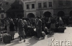 Lata 50-te, Kazimierz Dolny, Polska.
Targ na rynku w Kazimierzu. W tle fragment kamienicy Przybyłów Pod św. Mikołajem i Krzysztofem.
Fot. NN, zbiory Ośrodka KARTA, przekazała Agata Niewiarowska
