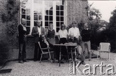 Wrzesień 1986, Maisons-Laffitte pod Paryżem, Francja.
Twórcy paryskiej kultury przed Instytutem Literackim w Maisons-Laffitte. Od lewej stoją: Henryk Giedroyc, Jerzy Giedroyc, Maria Łamzaki, Agnieszka Szypulska, Leszek Czarnecki, Jacek Krawczyk; siedzą: Zofia Hertz i Gustaw Herling-Grudziński.
Fot. Zbigniew Dłubak, zbiory Ośrodka KARTA, przekazała Agata Niewiarowska