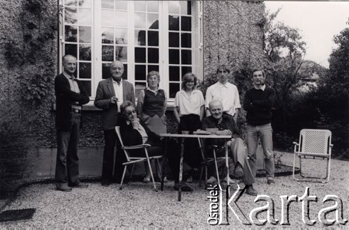 Wrzesień 1986, Maisons-Laffitte pod Paryżem, Francja.
Twórcy paryskiej kultury przed Instytutem Literackim w Maisons-Laffitte. Od lewej stoją: Henryk Giedroyc, Jerzy Giedroyc, Maria Łamzaki, Agnieszka Szypulska, Leszek Czarnecki, Jacek Krawczyk; siedzą: Zofia Hertz i Gustaw Herling-Grudziński.
Fot. Zbigniew Dłubak, zbiory Ośrodka KARTA, przekazała Agata Niewiarowska