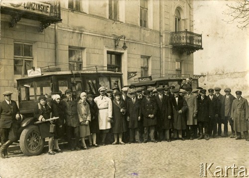 Przed 1939, Łomża, Polska.
Uczestnicy wycieczki do Spały na Wystawę Rolniczą, zorganizowaną pod patronatem prezydenta RP z okazji dożynek. W tle dwa autobusy.
Fot. NN, zbiory Ośrodka KARTA, udostępniła Agnieszka Nowakowska