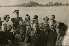 Po 1945, brak miejsca, Polska.
Grupa osób podczas wycieczki statkiem, Franciszek Cwalina, żołnierz zawodowy, stoi pierwszy z prawej. 
Fot. NN, zbiory Ośrodka KARTA, udostępniła Agnieszka Nowakowska