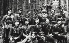 Lata 40-te, rejon kosowski, Karpaty Wschodnie.
Sotnia Ukraińskiej Powstańczej Armii. W pierwszym rzędzie leży z prawej Dmitro Iliuk 