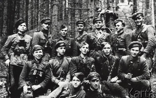 Lata 40-te, rejon kosowski, Karpaty Wschodnie.
Sotnia Ukraińskiej Powstańczej Armii. W pierwszym rzędzie leży z prawej Dmitro Iliuk 