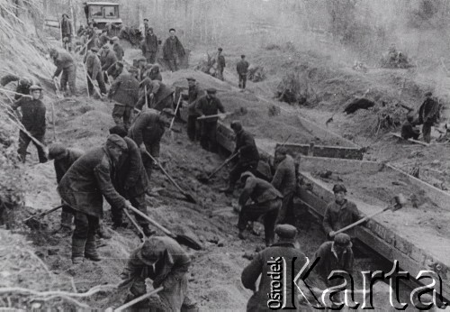 1931-1933, Kanał Białomorski, ZSRR.
Więźniowie pracują przy wykopie.
Fot. NN, zbiory Ośrodka KARTA