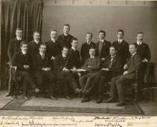 1914-1918, prawdopodobnie Zürich, Szwajcaria.
Grupa polskich inżynierów chemików, m.in.: W. Stankiewicz, Stefan Bóbr, Bogdan Słubicki, Stanisław Mroczkowski, K. Kwiatkowski, Henryk Skinder, Emilian Loth, Władysław Dąmbski, E. Szamborski, Janusz (?), Wacław Jan  Kączkowski, Jerzy Odrowąż Pieniążek.
Fot. NN, kolekcja Olgi Rydzewskiej, zbiory Ośrodka KARTA