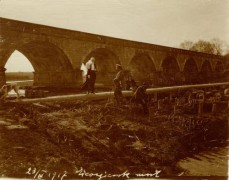 23.03.1917, Gieorgijewsk, Republika Rosyjska. 
Grupa osób stojąca przy moście kolejowym.
Fot. NN, kolekcja Olgi Rydzewskiej, zbiory Ośrodka KARTA

