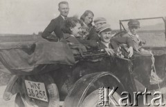 Przed 1939, okolice Wilna, Polska.
Grupa osób na wycieczce, w środku siedzi student medycyny Uniwersytetu Stefana Batorego Marek Chmielewski.
Fot. NN, zbiory Ośrodka KARTA, kolekcję Marka Chmielewskiego udostępnił Zbigniew Węglowski

