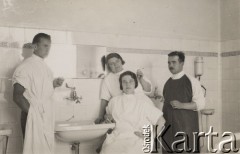 Przed 1939, Wilno, Polska.
Personel szpitala, lekarze i pielęgniarki, z lewej stoi Marek Chmielewski.
Fot. NN, zbiory Ośrodka KARTA, kolekcję Marka Chmielewskiego udostępnił Zbigniew Węglowski

