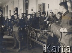 1932, Polska.
Ćwiczenia wojskowe. 3. z prawej stoi Marek Chmielewski, student medycyny Uniwersytetu Stefana Batorego w Wilnie.
Fot. NN, zbiory Ośrodka KARTA, kolekcję Marka Chmielewskiego udostępnił Zbigniew Węglowski

