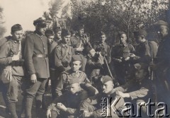 1932, brak miejsca, Polska.
Ćwiczenia wojskowe, w środku stoi Marek Chmielewski, student medycyny Uniwersytetu Stefana Batorego w Wilnie.
Fot. NN, zbiory Ośrodka KARTA, kolekcję Marka Chmielewskiego udostępnił Zbigniew Węglowski

