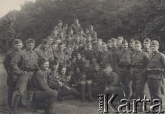 1932, brak miejsca, Polska.
Ćwiczenia wojskowe, na dole drugi od lewej siedzi Marek Chmielewski, student medycyny na wileńskim Uniwersytecie Stefana Batorego.
Fot. NN, zbiory Ośrodka KARTA, kolekcję Marka Chmielewskiego udostępnił Zbigniew Węglowski

