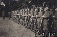 1932, brak miejsca, Polska.
Ćwiczenia wojskowe, grupa żołnierzy.
Fot. NN, zbiory Ośrodka KARTA, kolekcję Marka Chmielewskiego udostępnił Zbigniew Węglowski


